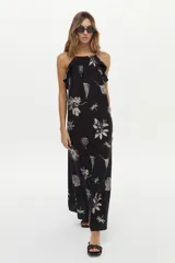 Vestido largo negro con estampa artesanal en tonos claros, escote halter y volados.