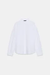 Camisa de algodón con diseño de rayas verticales sutiles, cuello solapa, manga larga con puños abotonados y cierre frontal con botones.