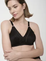 Soutien negro sin aro y sin relleno, con breteles regulables y espalda con cierre de gancho.