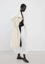 Falda midi evasé de color blanco, confeccionada en tejido de algodón con tiro medio y cintura elástica.