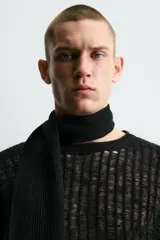 Jersey de punto con estructura abierta y diseño de red, corte relajado, cuello redondo y manga larga.