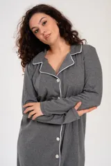Camisón gris de manga larga con botones frontales, cuello camisero y ribetes blancos.