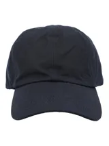 Gorra tipo baseball de canvas engrasado impermeable, color azul navy, con logo bordado tono sobre tono en el panel frontal y forro interior de algodón orgánico.