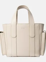 Cartera tote pequeña estructurada de piel sintética en color beige, con asas de mano superiores, compartimentos exteriores en los laterales y logo metálico grabado en la parte delantera.
