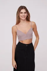 Top corto de breteles finos con escote en V, diseño al cuerpo y cierre posterior con elástico.