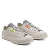Championes Converse Renew Chuck 70 color beige con detalles en gris y verde flúor.