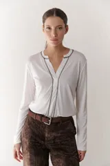 Remera manga larga color borgoña con cuello en V y costuras decorativas verticales.