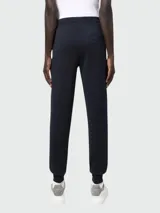 Pantalón deportivo de algodón color azul marino, con cintura elástica ajustable mediante cordón, bolsillos laterales y puños acanalados en los tobillos.