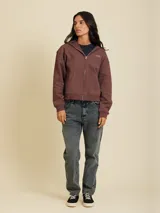 Canguro con cierre color gris topo, con capucha y logo bordado en el pecho.