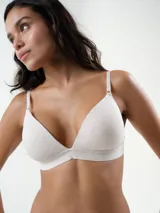 Soutien estilo bralette de copa triangular confeccionado en algodón rib con textura acanalada, en color beige melange. Cuenta con tirantes ajustables y una banda elástica inferior con el logo de la marca estampado.