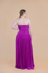 Vestido largo de fiesta strapless de gasa de seda natural color fucsia oscuro, con corsé drapeado y falda amplia con frunces.