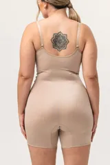 Mono modelador color piel, confeccionado en lycra, con breteles elásticos regulables y nivel de contención medio.