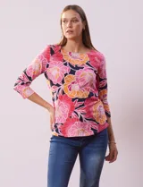Remera de algodón estampado con flores color rosa y naranja, de manga 3/4 y escote cuadrado.