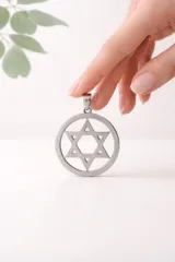 Dije circular de acero con diseño calado de la Estrella de David.