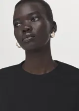 Camiseta negra de manga corta, con cuello redondo y diseño liso.