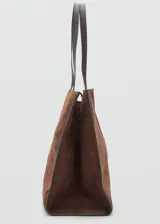 Bolso tipo shopper de piel de serraje en color marrón, con diseño de paneles y doble asa de hombro. Cuenta con cierre de botón magnético y bolsillo interior con cremallera.