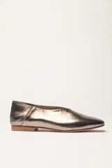 Chatas planas de cuero vacuno, color peltre metalizado, con punta cuadrada y escote pronunciado en el empeine.