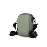 Bandolera de cuero sintético color negro, con doble cierre superior y correa de galón ajustable. Incluye un bolsillo interior de fácil acceso.