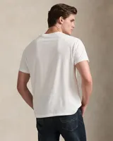 Remera de algodón de corte clásico, color blanco, con cuello redondo y el logo bordado del jugador de polo en el pecho.