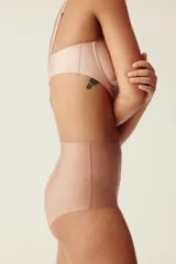 Pack de dos bombachas moldeadoras color nude, de microfibra, con tiro alto y cobertura total. Presentan ribetes cortados con láser para un acabado invisible bajo la ropa.