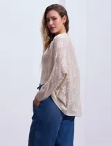 Cárdigan tejido color beige, marca Joseph A, de mangas largas y calado con motivos florales.