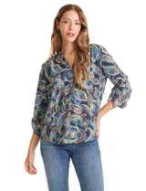 Blusa de gasa con estampado de estilo paisley en tonos azules, marrones y celestes. Presenta cuello a la base con escote en V y mangas largas con sistema de ajuste mediante presilla y botón.