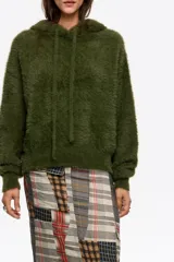 Jersey de textura peluda con capucha y cordones ajustables, de manga larga y corte holgado.