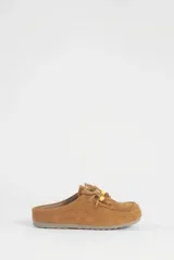 Mocasín tipo zueco de gamuza marrón, diseño destalonado con detalle de cordones y cuentas de colores en el empeine, costuras pespunteadas y suela de goma.