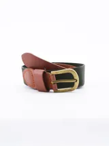 Cinturón de tela elástica color verde militar con apliques de cuero marrón y hebilla metálica dorada.