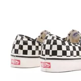 Championes Vans Authentic 44 DX con estampado a cuadros blancos y negros, cordones blancos y suela de goma blanca.