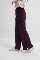 Pantalón de vestir color vino, de corte recto y tiro alto.