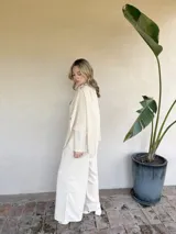 Pantalón de vestir color beige, de corte palazzo y tiro alto.