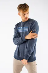 Buzo deportivo de cuello redondo en color azul marino jaspeado, con puños y ruedo acanalados. Presenta un estampado rectangular en el pecho con la inscripción 'Mistral Superior Brand'.