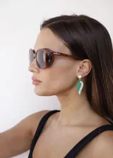 Aros colgantes con forma de ala color verde esmeralda y borde con strass plateado.