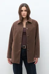 Chaqueta color chocolate de simil gamuza, con cuello camisero, botones frontales y bolsillos laterales.