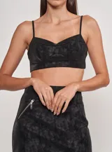 Top negro de cuero sintético con breteles finos y escote corazón.