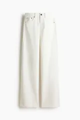 Jean amplio de tiro alto confeccionado en denim rígido color blanco, con diseño de cinco bolsillos y cierre frontal con botón y cremallera.