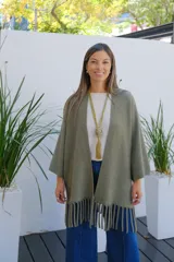 Saco abierto de tejido de punto en color verde oliva, con mangas tres cuartos y detalle de flecos en el ruedo.