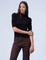 Blusa Philosophy de tejido acanalado color borgoña, con cuello alto y mangas cortas fruncidas.