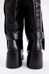 Bota de caña alta color negro, con diseño de solapa superior, taco cuadrado y punta redondeada.