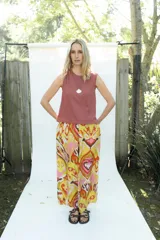 Musculosa de algodón sin mangas con cuello redondo y logo bordado a tono.