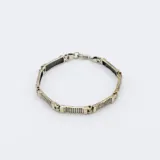 Pulsera de eslabones rectangulares de plata con detalles de oro.