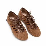 Zapatillas de cuero gamuzado color marrón pecán, con recortes laterales que aportan ventilación, detalles metalizados en tono bronce y cordones al tono. Cuenta con suela baja de goma.