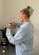 Pinza para el pelo con forma de flor celeste.