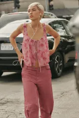 Top de tul semitransparente color rosado con estampado y bordado de lentejuelas a tono. Presenta escote redondo, tirantes anchos y cierre frontal con finas lazadas.
