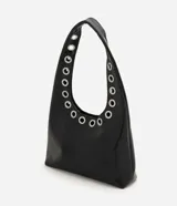 Cartera hobo de tamaño mediano, confeccionada en PU con forro de poliéster. Cuenta con asa de hombro integrada decorada con ojales metálicos plateados a lo largo de toda su estructura.