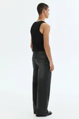 Musculosa H&M de corte ajustado, confeccionada en tejido de punto acanalado de mezcla de algodón. Presenta cuello redondo y bajo recto.