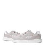 Championes urbanos Umbro modelo Milo, color gris claro con detalles en blanco. Presentan un diseño de corte bajo con el logo de la marca en el lateral y suela de goma blanca.