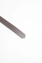 Cinturón marrón de cuero con hebilla ovalada dorada.