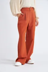 Pantalón de vestir color óxido con corte oxford, cintura con elástico, cierre frontal con botón y bolsillos laterales.
